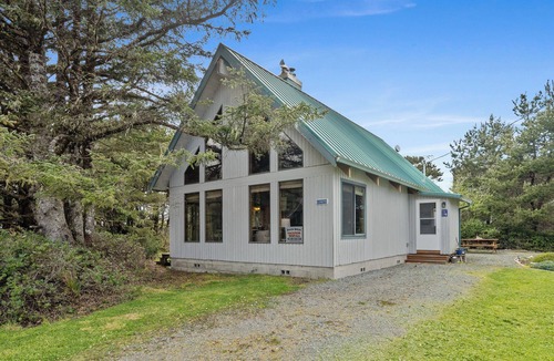 Rockaway Beach Cottage | Charming Beach Cabin *Close Beach Access*
