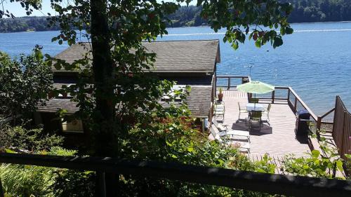 Burley House | Charming Beach Cabin in Quartermaster Harbor