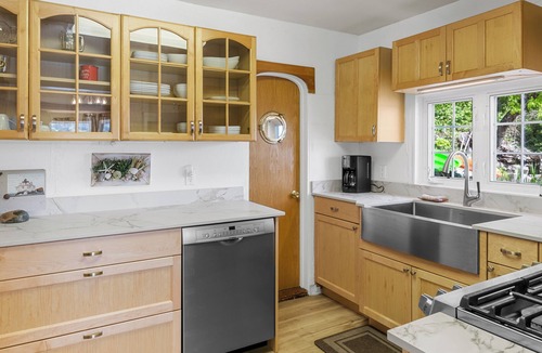 Vashon Island House | Charming Beach Cabin Nestled in Quartermaster Harbor