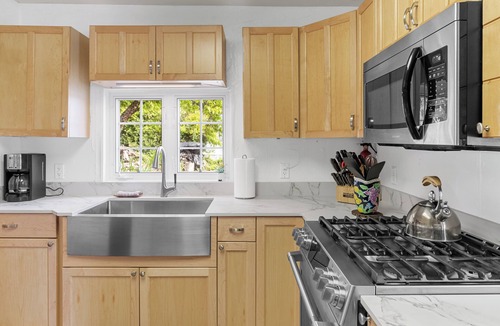 Vashon Island House | Charming Beach Cabin Nestled in Quartermaster Harbor