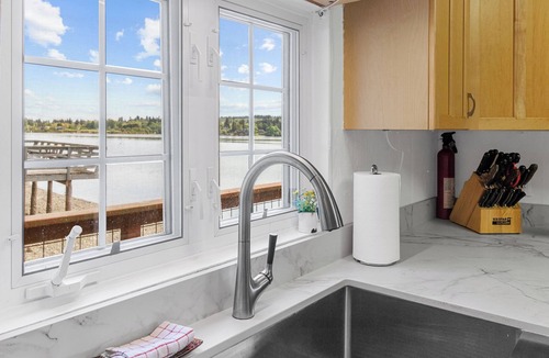 Vashon Island House | Charming Beach Cabin Nestled in Quartermaster Harbor