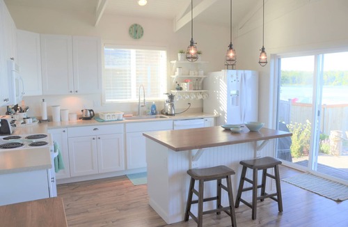 Ferndale House | Charming Beach Front Getaway at Sandy Point