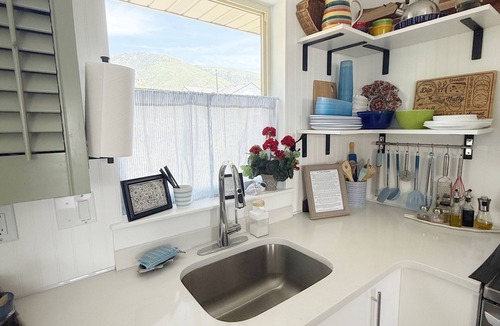 Farmington Cottage | Charming Beach-Themed Cottage LAGOON, Skiing & Western Sports Park