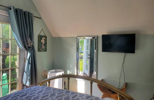 Three Mile Bay House | Charming beachfront cottage in Point Peninsula