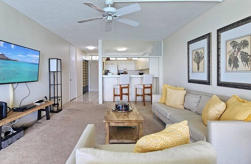 Diamond Head - Kapahulu - St. Louis Condo | Charming Beachfront King Bedroom condo in Honolulu