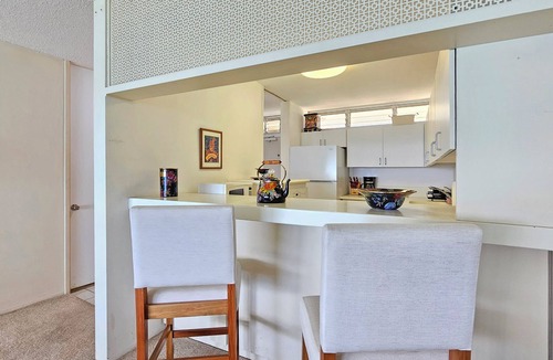 Diamond Head - Kapahulu - St. Louis Condo | Charming Beachfront King Bedroom condo in Honolulu