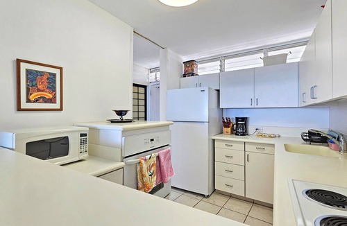 Diamond Head - Kapahulu - St. Louis Condo | Charming Beachfront King Bedroom condo in Honolulu