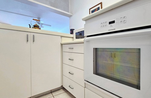 Diamond Head - Kapahulu - St. Louis Condo | Charming Beachfront King Bedroom condo in Honolulu