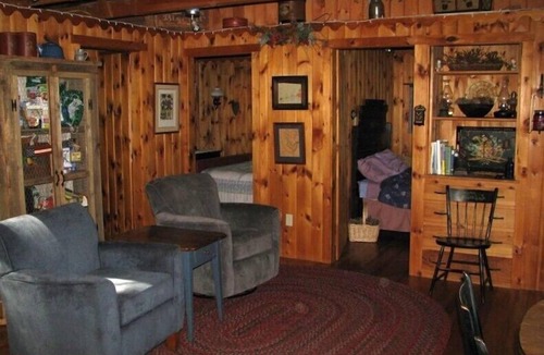 Hartford Cottage | Charming Bear Pond Cottage