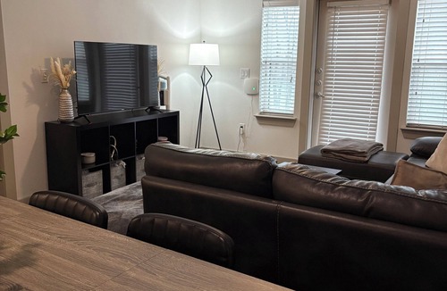 Farmers Branch Bed & Breakfast | Charming bed & breakfast with Canalside view