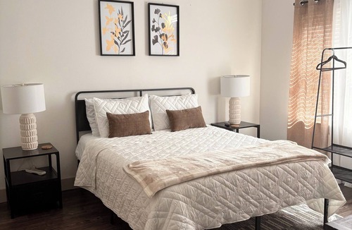 Farmers Branch Bed & Breakfast | Charming bed & breakfast with Canalside view