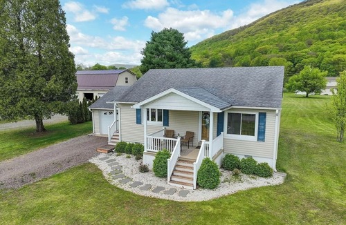 Benton House | Charming Bed & Breakfast Cottage in the Mountains