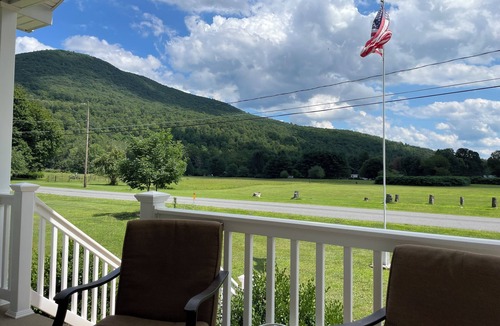 Benton House | Charming Bed & Breakfast Cottage in the Mountains