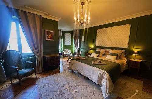 Saint-Genest-Lerpt Bed & Breakfast | Charming Bed & Breakfast in a castle with breakfast included