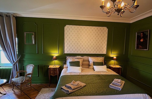 Saint-Genest-Lerpt Bed & Breakfast | Charming Bed & Breakfast in a castle with breakfast included