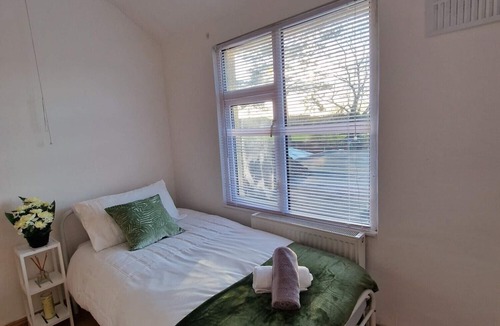 Bedford House | Charming Bedford Hideaway with FREE PARKING!
