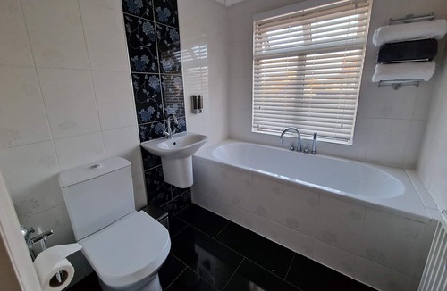 Bedford House | Charming Bedford Hideaway with FREE PARKING!