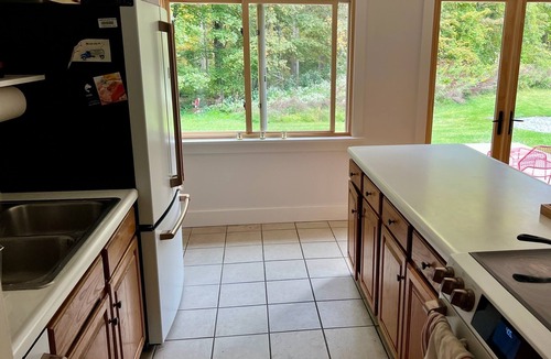 Egremont House | Charming Berkshire Bungalow: Deck, Firepit, Stargazing
