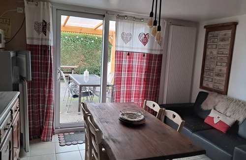 Celles-sur-Plaine Cottage | Charming Blueberry Cottage