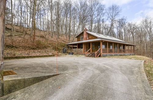 Bedford Cabin | Charming Boomsage Cabin w/hot tub