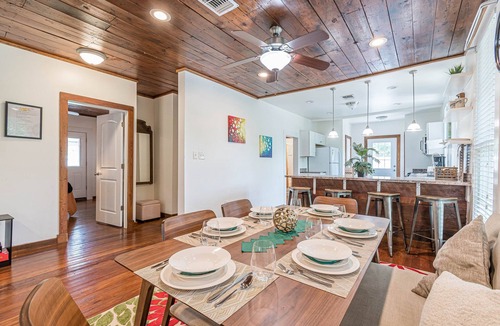Mahncke Park House | Charming Botanical Gardens Retreat Near Fort Sam Pet Friendly Yard