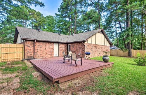Flowood House | Charming Brandon Home with Deck, Charcoal Grill
