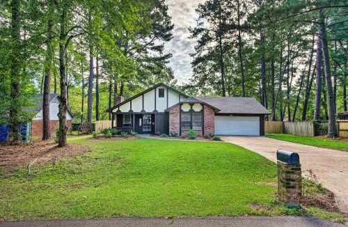 Flowood House | Charming Brandon Home with Deck, Charcoal Grill
