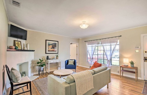 Riverside House | Charming bright 1920s bungalow 4 mi to the Alamo