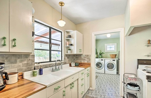 Riverside House | Charming bright 1920s bungalow 4 mi to the Alamo