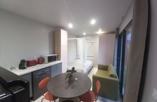 Audenge Apartment | : Charming, Bright, Air-Conditioned Studio