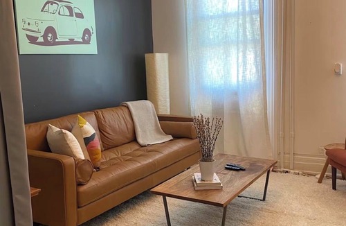 The Heights Apartment | Charming Bright Apartment, Parking, 20 mins to NYC