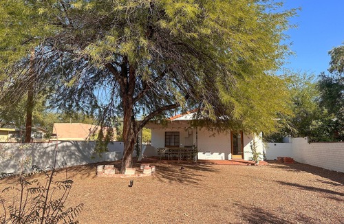 Sam Hughes House | Charming & bright bungalow w/patio, yard, close to downtown shops, dogs ok