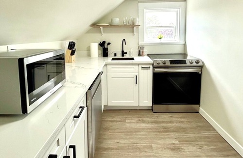 Renton House | Charming & Bright Gem: Awesome Location/AC/Laundry