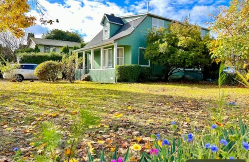 Renton House | Charming & Bright Gem: Awesome Location/AC/Laundry
