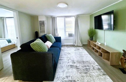 Renton House | Charming & Bright Gem: Awesome Location/AC/Laundry