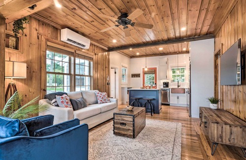 Bristol Cottage | Charming Bristol Cottage w/Private Beach!