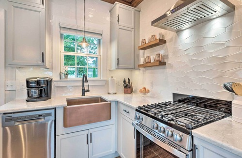 Bristol Cottage | Charming Bristol Cottage w/Private Beach!