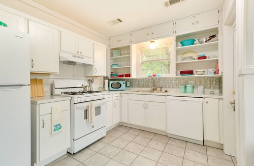 College Station Cottage | Charming Bryan Home - 3 Mi to Kyle Field!