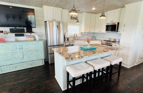 Crystal Beach Cottage | Charming Bungalow for couples get away, Small pets are welcome with fee