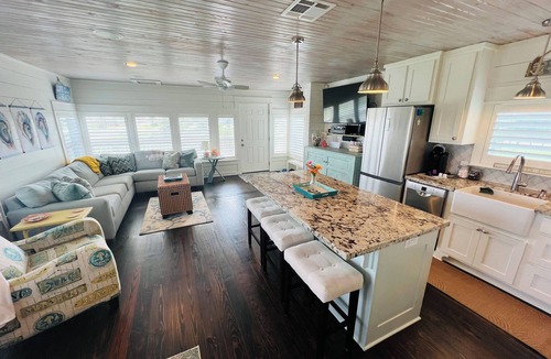 Crystal Beach Cottage | Charming Bungalow for couples get away, Small pets are welcome with fee