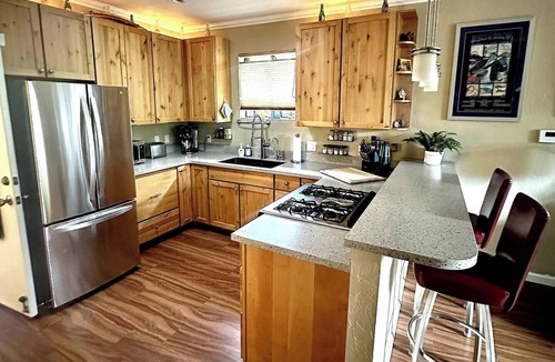 Southside House | Charming Bungalow - 2 blocks from Downtown, steam shower & SONOS sound system