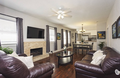 South Seminole Heights House | Charming Bungalow 8 minutes to Ybor City and 12 minutes to Tampa Airport