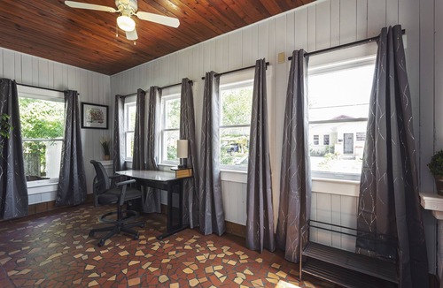 South Seminole Heights House | Charming Bungalow 8 minutes to Ybor City and 12 minutes to Tampa Airport