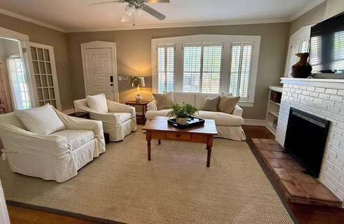 Fort Worth Cultural District House | Charming bungalow in the Cultural District,walk to Will Rogers and Dickies Arena