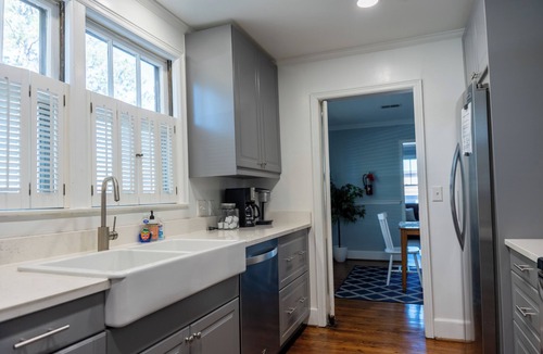 Forest Acres House | Charming Bungalow, King Bed, 5min to Ft. Jackson and Downtown