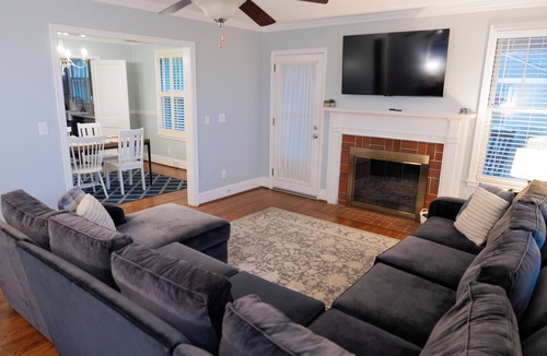 Forest Acres House | Charming Bungalow, King Bed, 5min to Ft. Jackson and Downtown