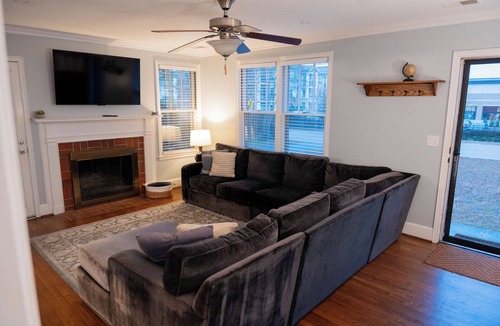 Forest Acres House | Charming Bungalow, King Bed, 5min to Ft. Jackson and Downtown