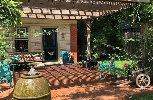 Round Rock Original Plat House | Charming bungalow near downtown Round Rock! High speed Wi-Fi!
