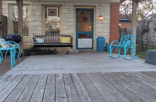 Round Rock Original Plat House | Charming bungalow near downtown Round Rock! High speed Wi-Fi!