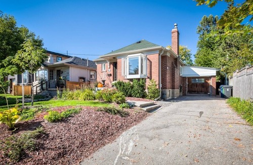 Humber Bay House | Charming Bungalow w/basement, parking and deck - 5 min from the lake!
